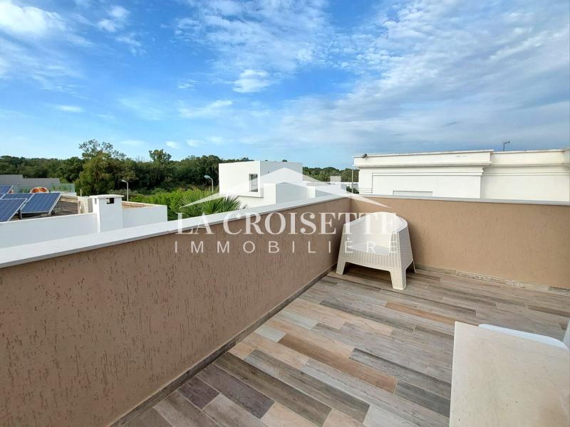 Triplex S+4 avec jardin et piscine à Gammarth